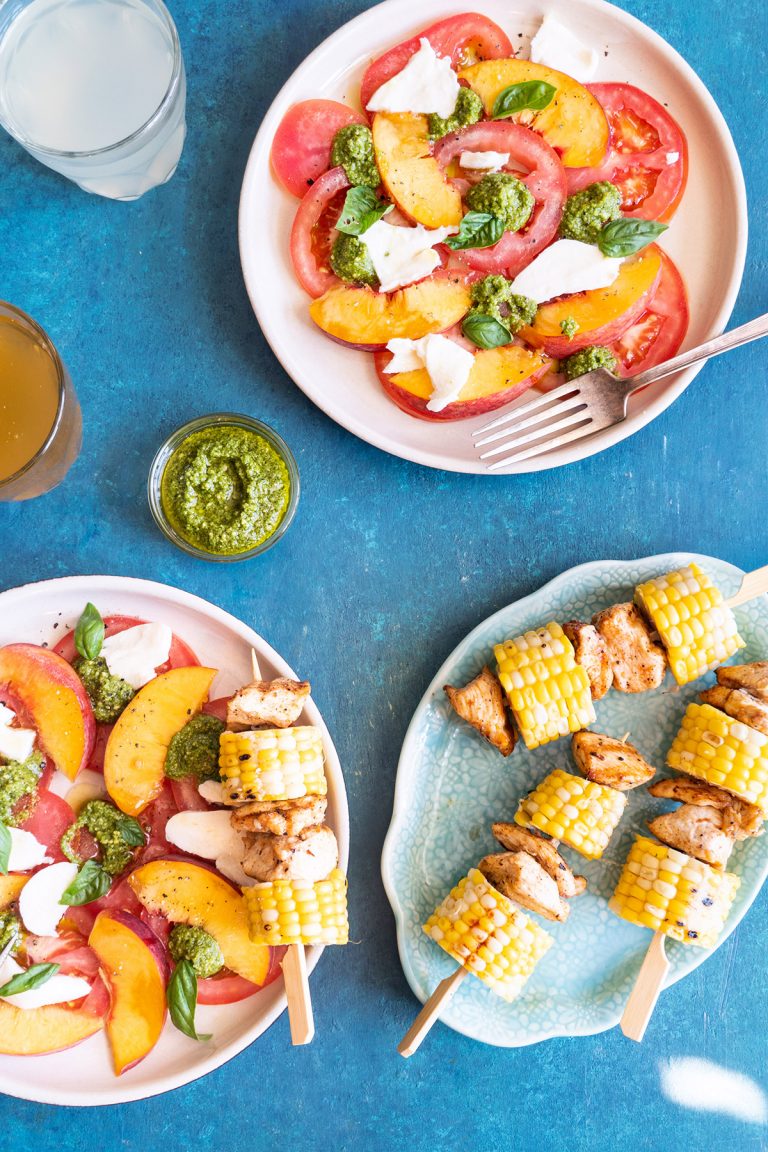 Brochette de poulet au maïs et salade caprese à la pêche - Emilie Murmure